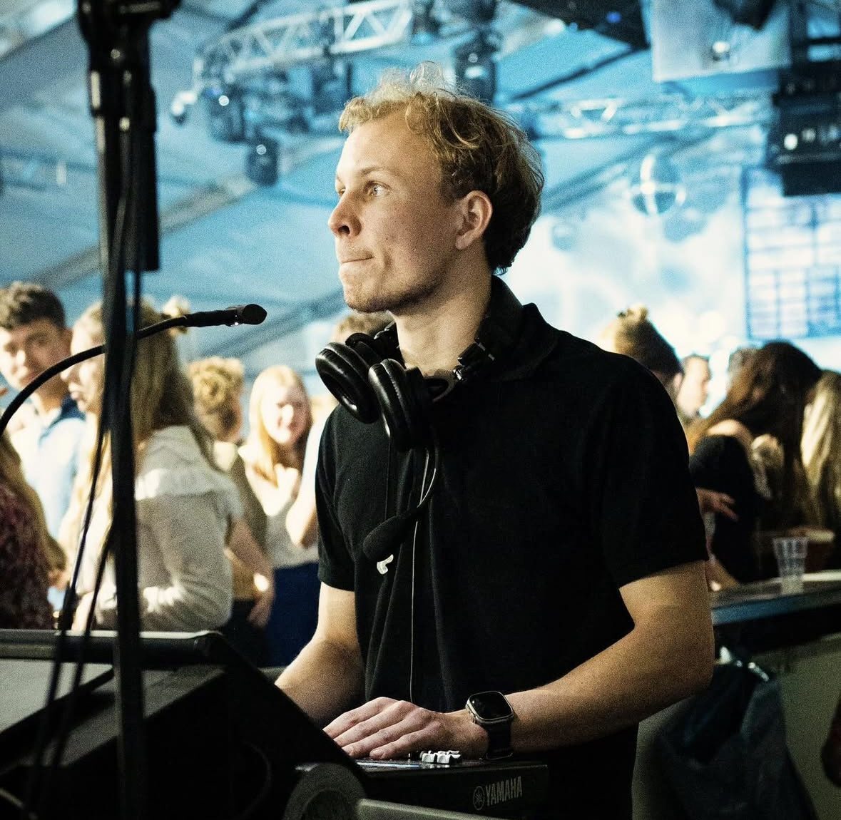 Audiotechnicus in actie achter geluidstafel